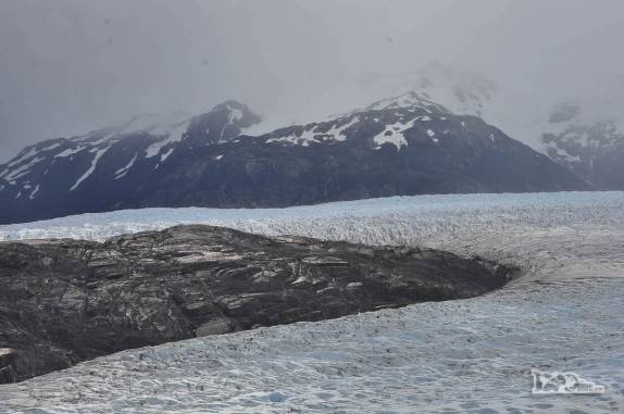 Apesar de estar recuando com o tempo, o glaciar Grey ainda parece querer engolir uma ilha no lago Grey, no parque nacional Torres del Paine, no sul do Chile